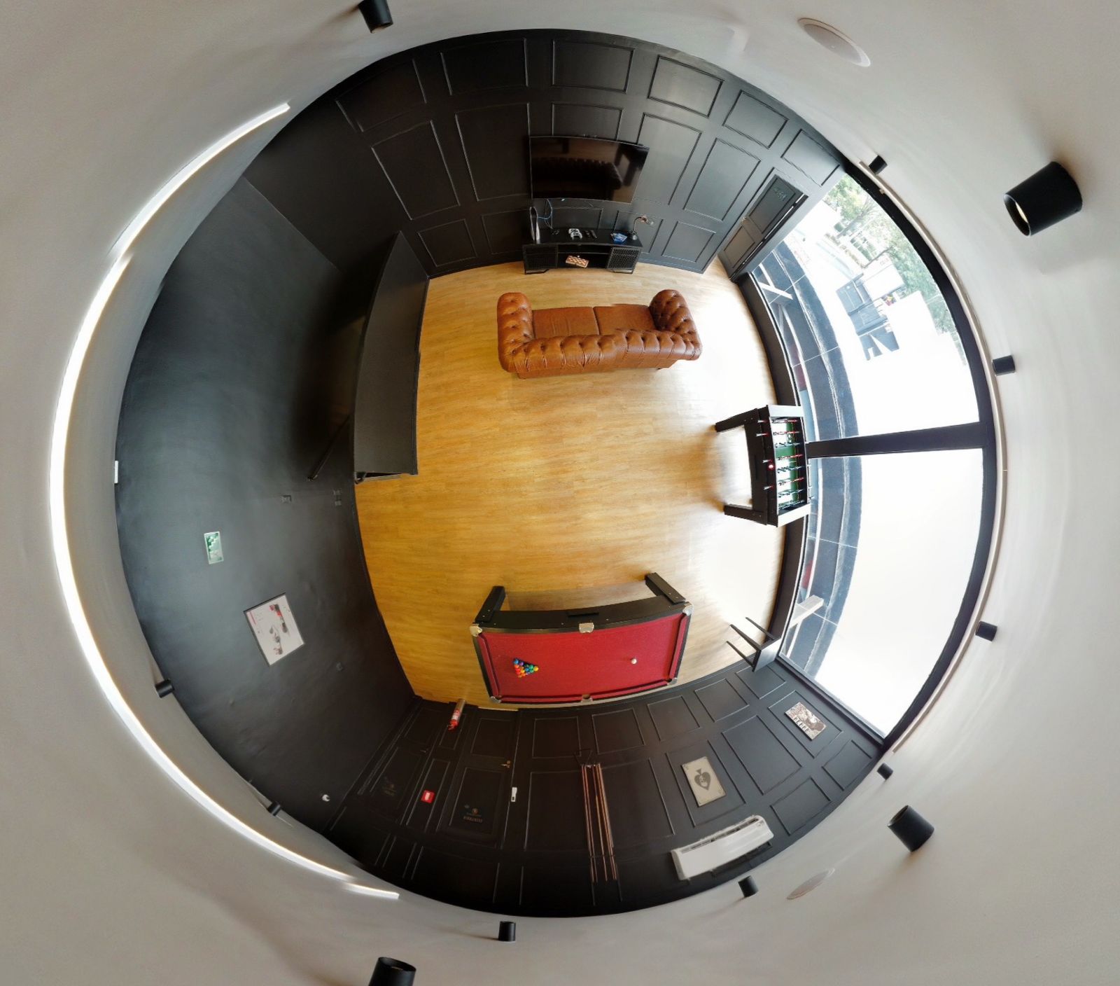 Área de lazer com mesa de sinuca