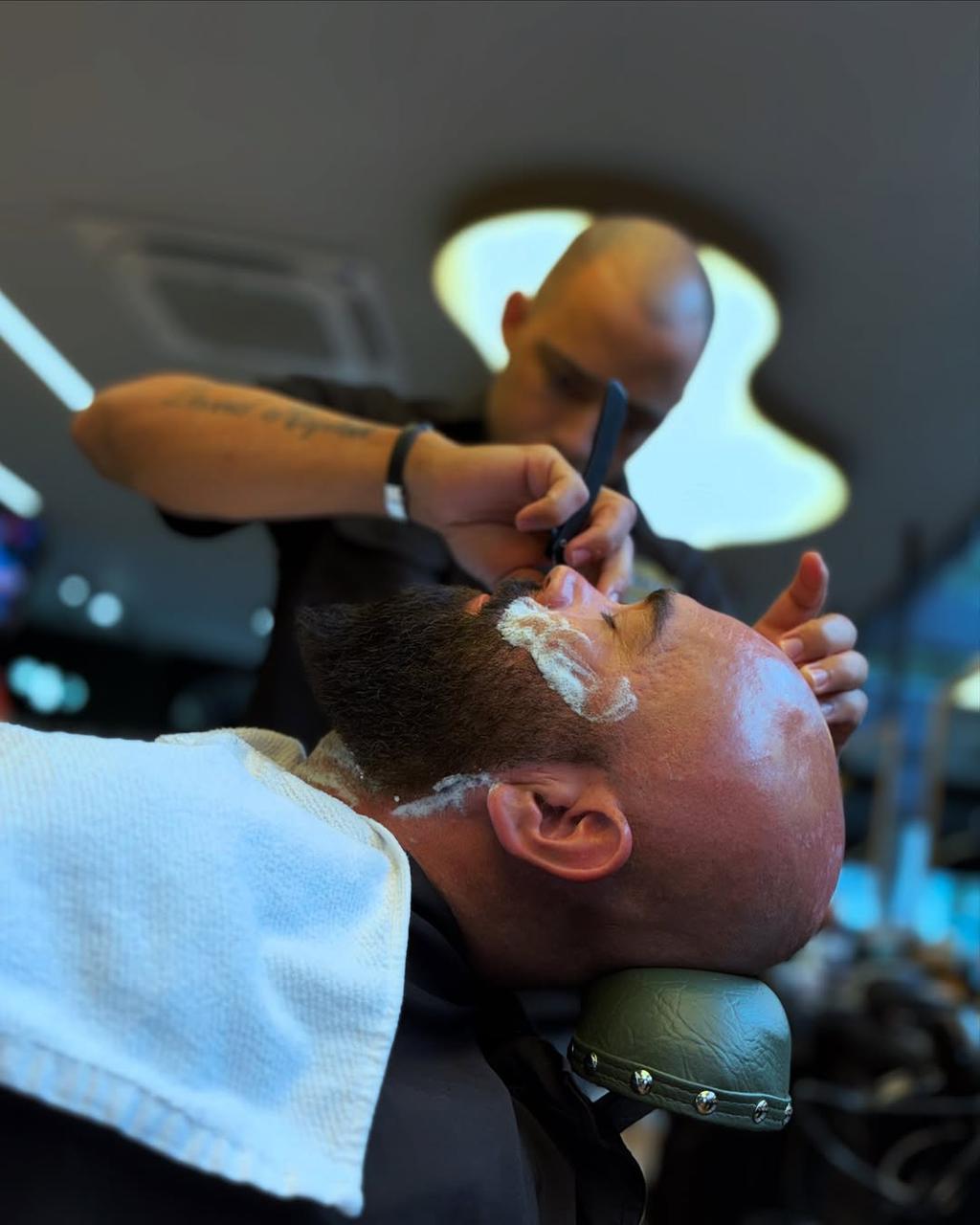 Barba feita com navalha tradicional